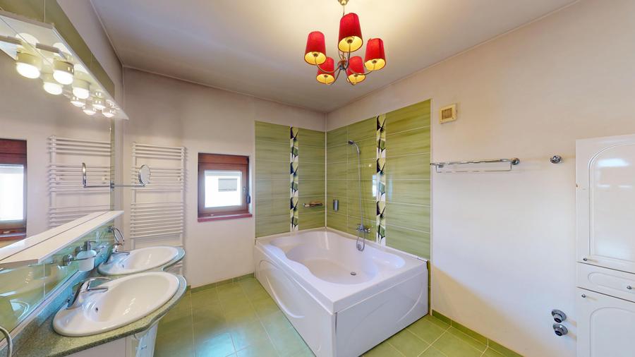 Casă individuală cu 6 camere cu Canalizare în Bucureștii Noi