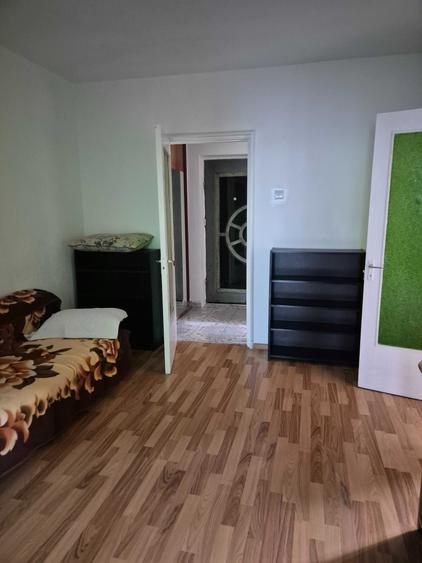 Apartament cu 3 camere semidecomandat în Dărmănești