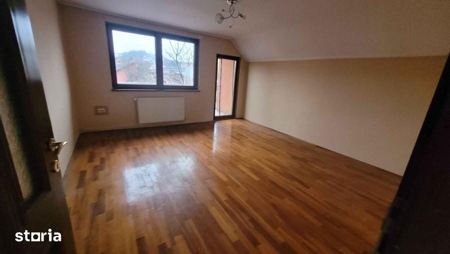 Casă cu Teren 2001 Mp în Central