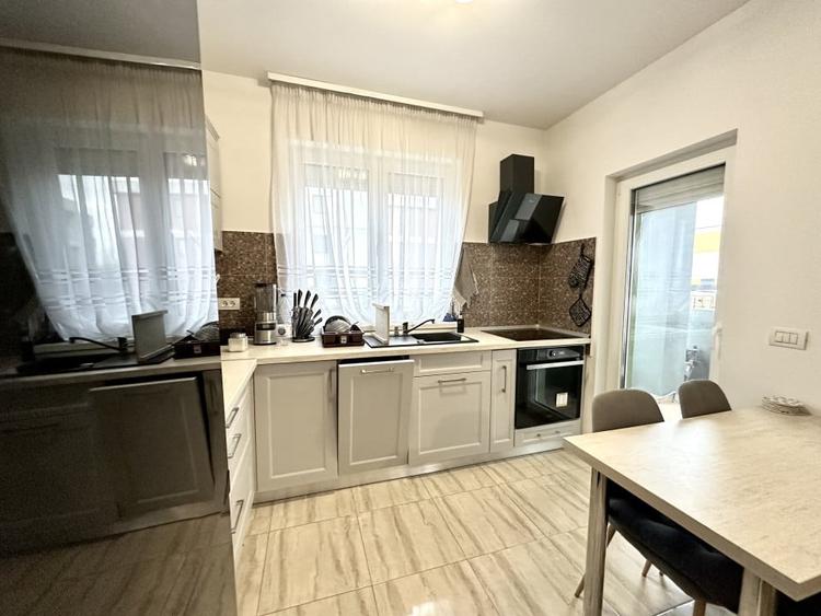 Apartament cu 3 camere semidecomandat, mobilat în Dumbrăvița