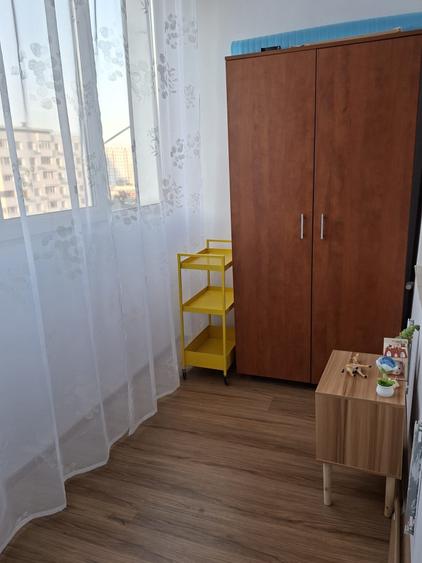 Apartament cu 4 camere decomandat în Titan