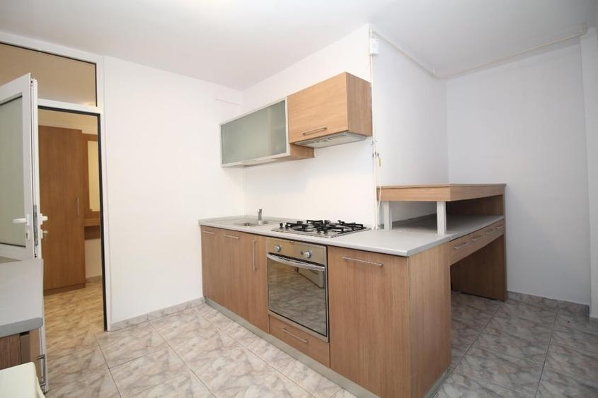 Apartament cu 3 camere decomandat, mobilat în Decebal