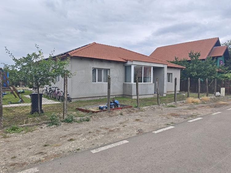 Casă individuală cu 4 camere cu Canalizare în Becicherecu Mic