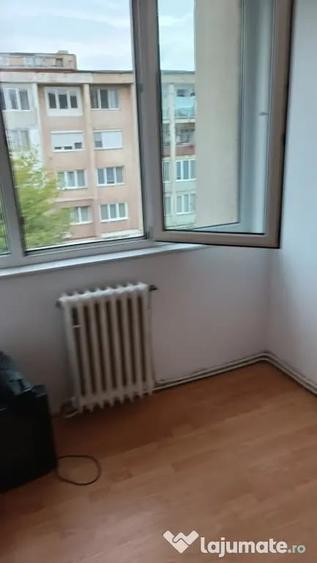 Apartament cu 3 camere semidecomandat în Micro 4
