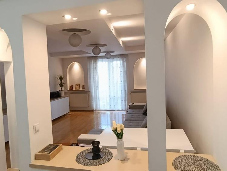 Apartament cu 3 camere decomandat, mobilat în Central