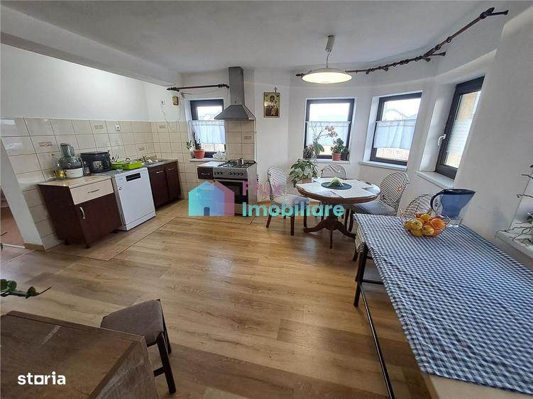 Casă cu 4 camere în Bulai