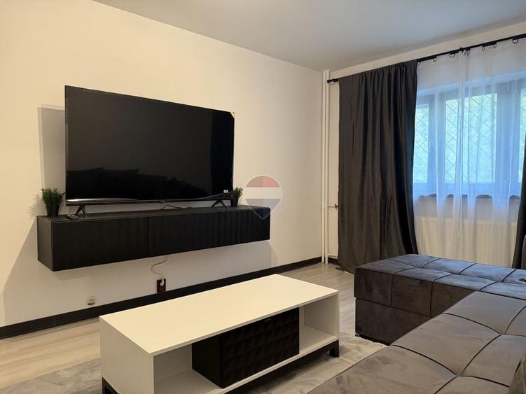 Apartament cu 3 camere decomandat, mobilat în Apusului