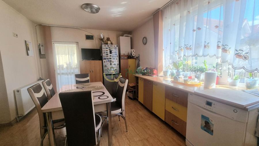 Casă individuală cu 8 camere cu Canalizare în Șelimbăr