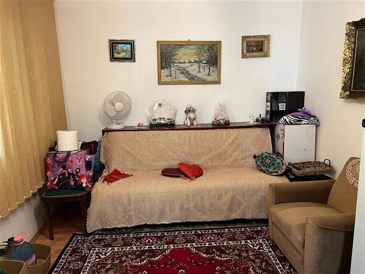 Casă individuală cu 10 camere cu Teren 700 Mp în Exterior Est