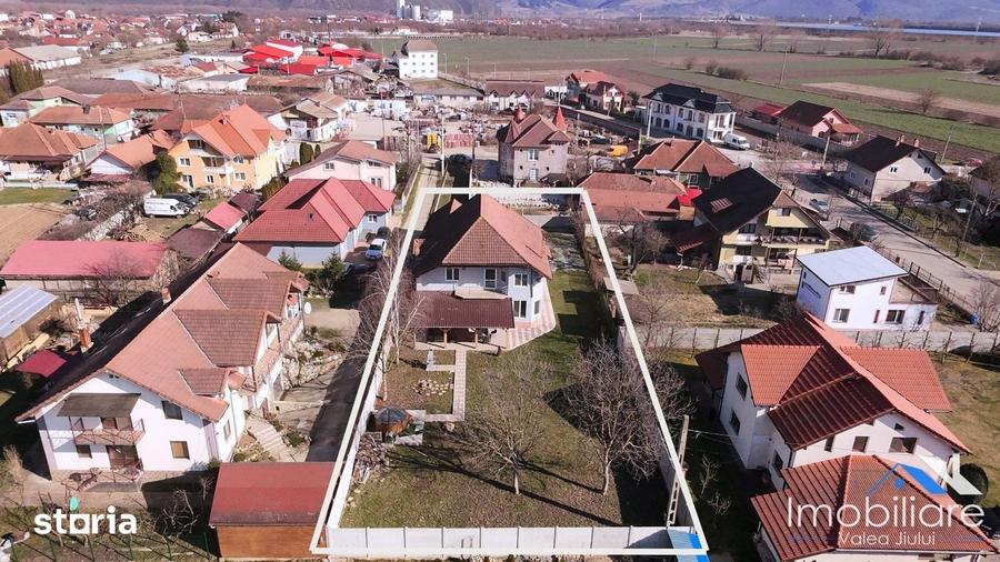 Casă cu 6 camere cu Teren 1400 Mp în Central
