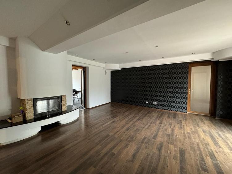 Casă individuală cu 5 camere cu Canalizare în Cetate