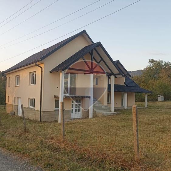 Casă individuală cu 5 camere cu Teren 1850 Mp în Ciocotiș