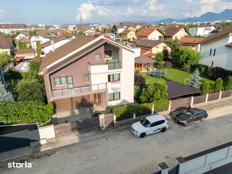 Casă cu 6 camere cu Teren 1140 Mp în Tractorul