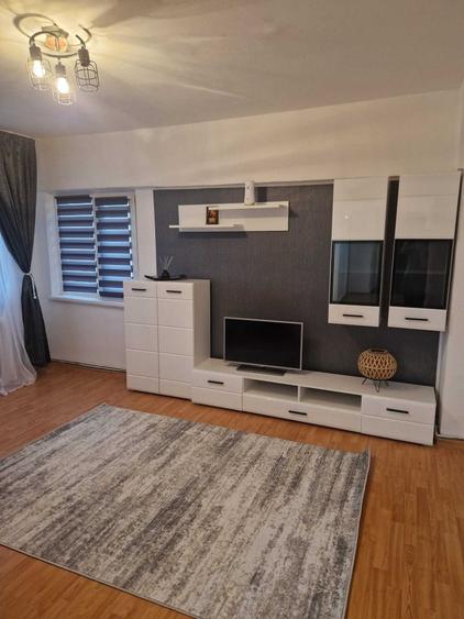 Apartament cu 4 camere decomandat în Rovine