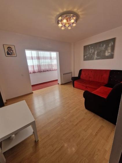 Apartament cu 3 camere semidecomandat, mobilat în Ipotești