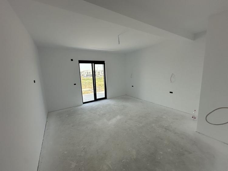 Duplex cu 4 camere cu Canalizare în Exterior Nord