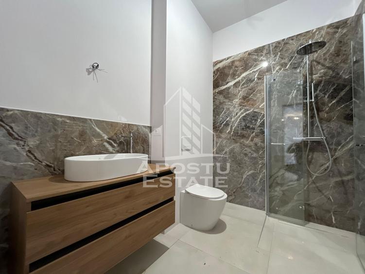 Penthouse cu 4 camere semidecomandat în Torontalului