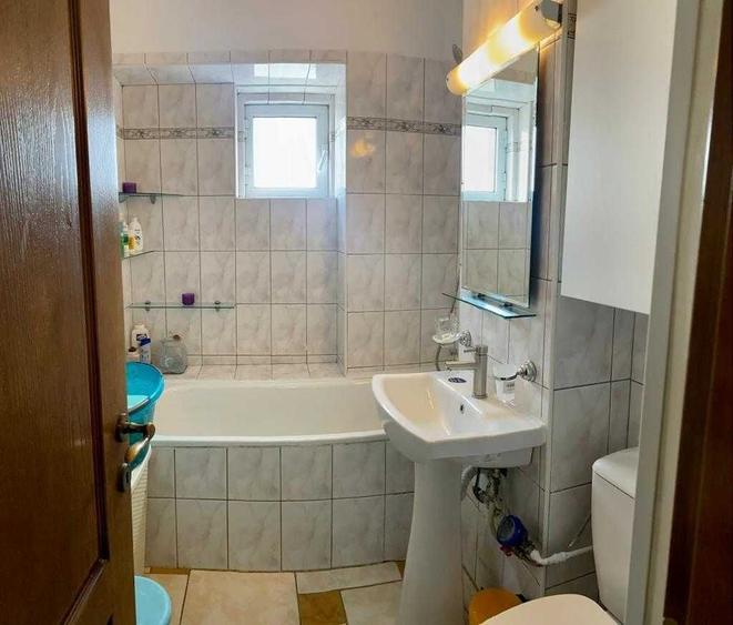 Apartament cu 4 camere decomandat, mobilat în Nicolina
