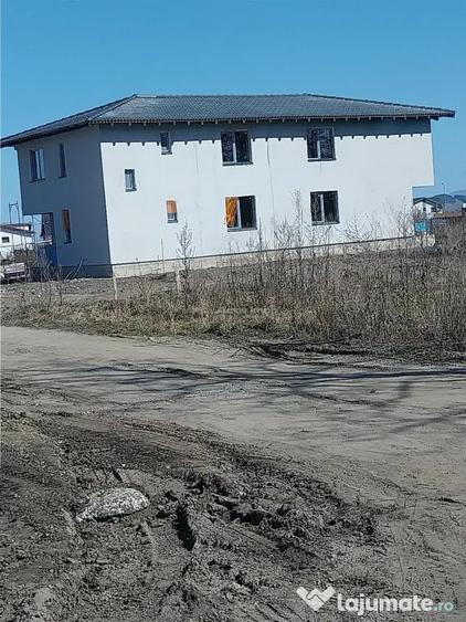 Casă cu 4 camere cu Teren 500 Mp în Stupini