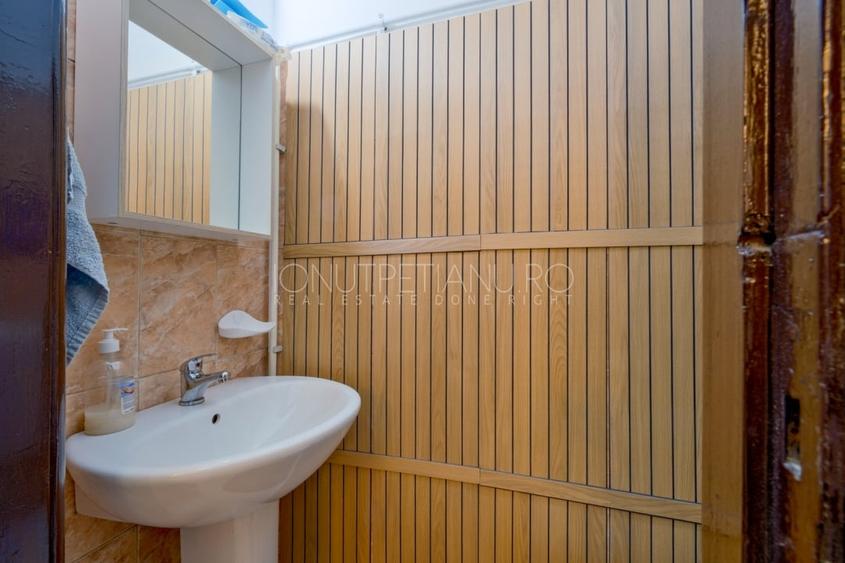 Apartament cu 5 camere semidecomandat, mobilat în Polonă