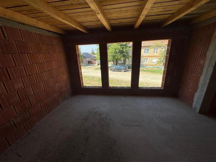 Casă cu 4 camere cu Garaj în Livada de Bihor