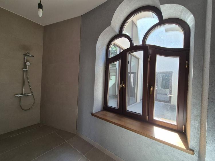 Casă individuală cu 7 camere cu Canalizare în Ultracentral