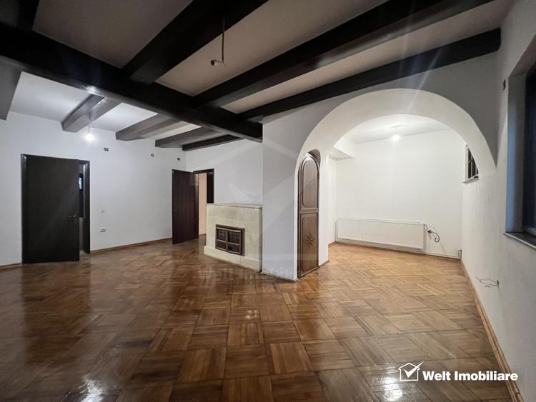 Casă individuală cu 7 camere cu Canalizare în Central