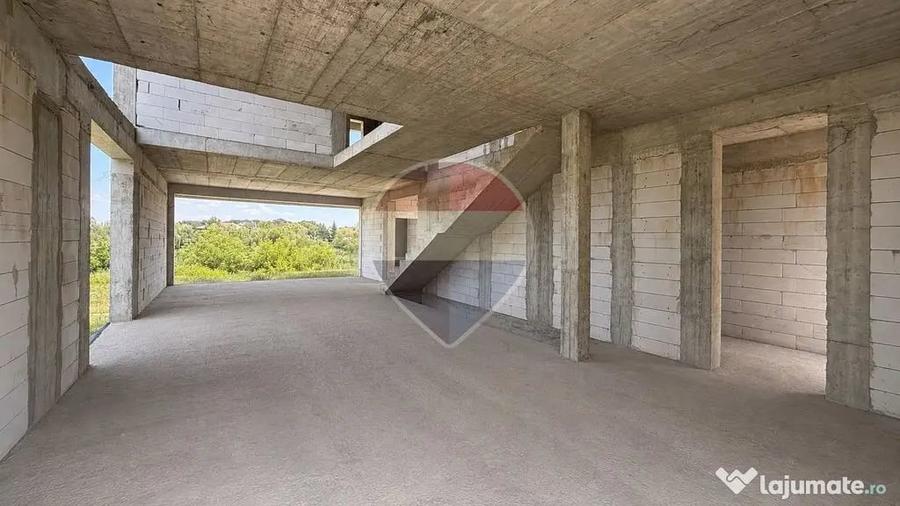 Casă cu 5 camere cu Teren 420 Mp în Corbeanca