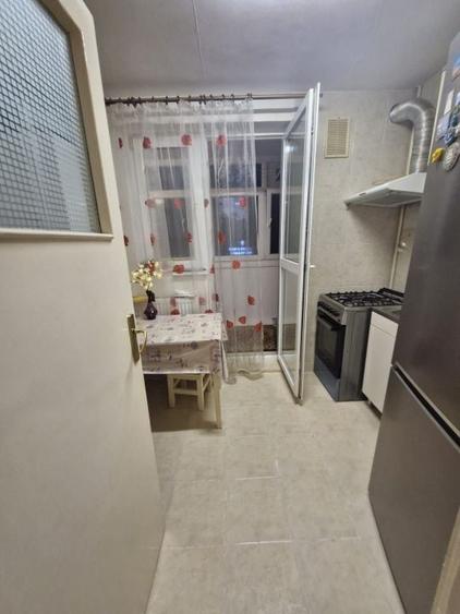 Apartament cu 3 camere semidecomandat, mobilat în Titan