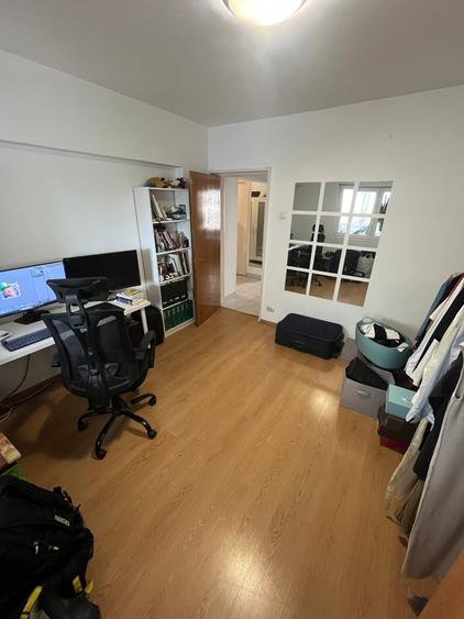 Apartament cu 3 camere decomandat în P-ța Victoriei