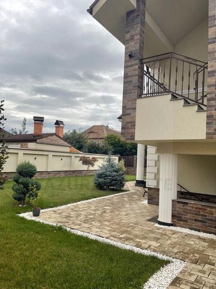 Casă individuală cu 8 camere cu Canalizare în Lazaret