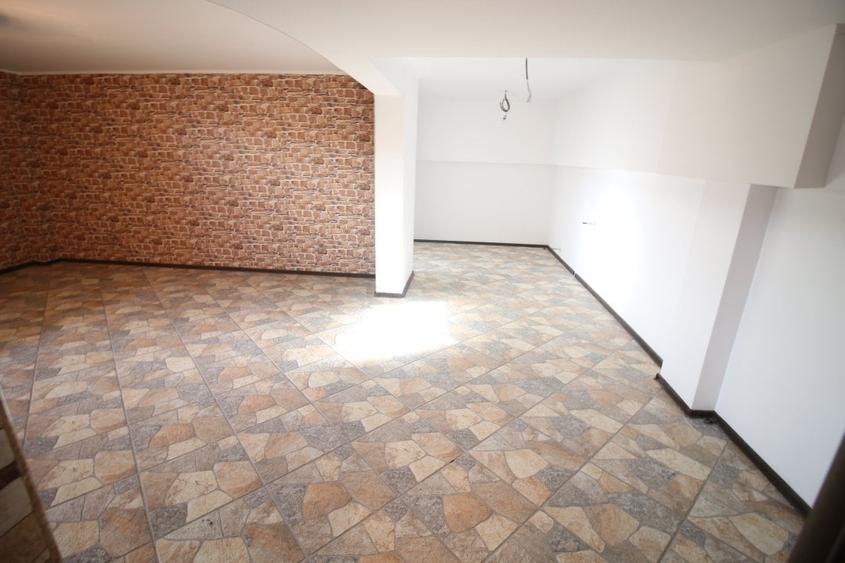 Casă cu 8 camere cu Teren 2500 Mp în Nord