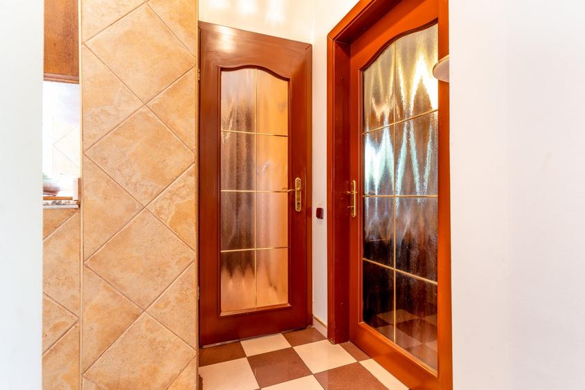 Apartament cu 3 camere semidecomandat, mobilat în Plopilor