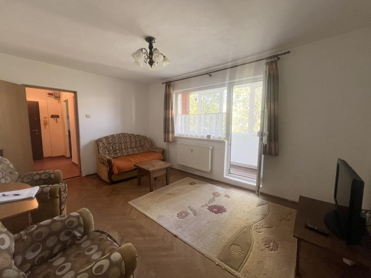 Apartament cu 3 camere semidecomandat, mobilat în Cetății