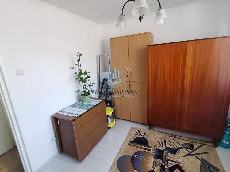 Apartament cu 4 camere decomandat în Periferie