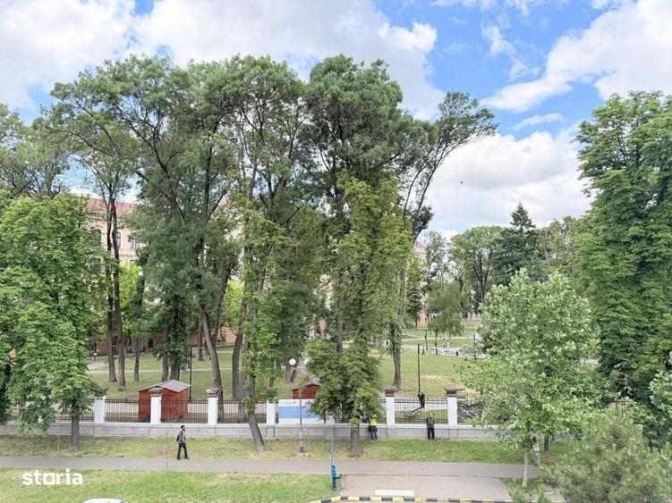 Apartament cu 3 camere semidecomandat în Central