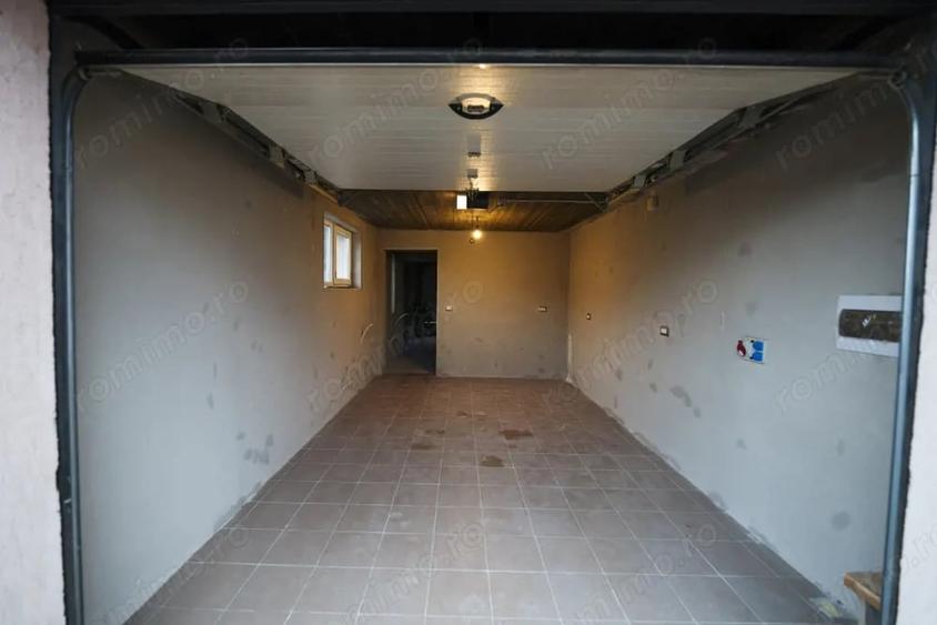 Casă cu 8 camere cu Teren 265 Mp în Romanești