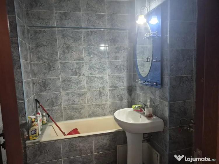 Apartament cu 3 camere decomandat în Sărari