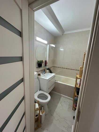 Apartament cu 3 camere semidecomandat în Drumul Taberei