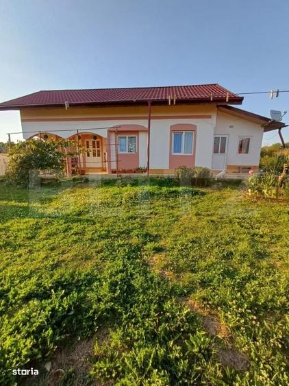 Casa din caramida cu teren generos de 4.717 mp | Dealu, comuna Zvorist - 1
