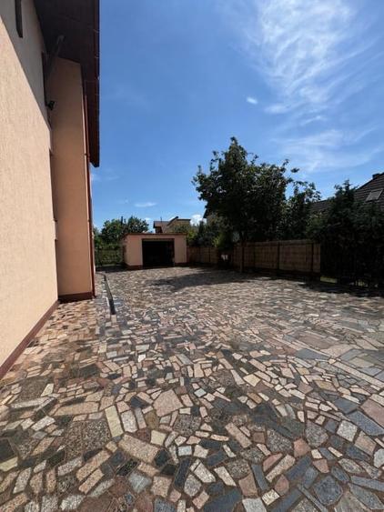 Casă individuală cu 7 camere cu Canalizare în Săsar