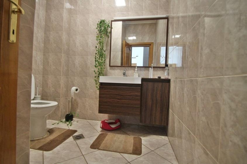 Casă cu 8 camere cu Canalizare în Tomis II