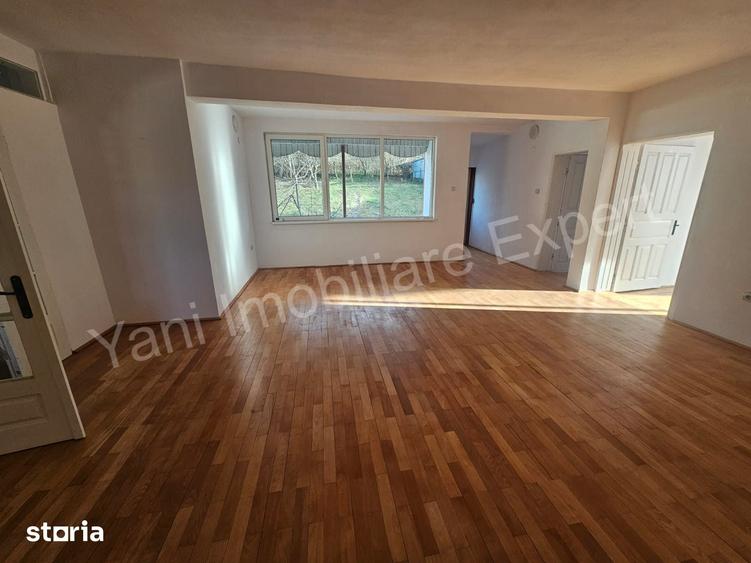 Casă cu 8 camere cu Teren 1500 Mp în Central