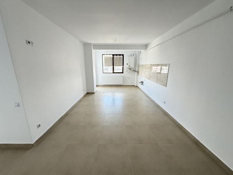 Apartament cu 3 camere semidecomandat în Est