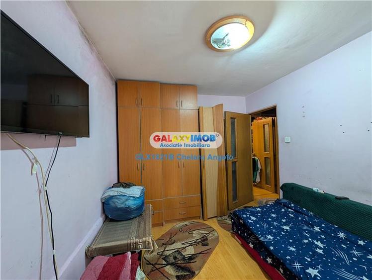 Apartament cu 3 camere semidecomandat în Berceni