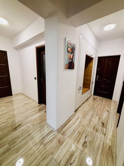 Apartament cu 4 camere decomandat în Tractorul