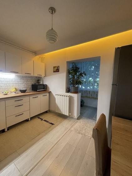 Apartament cu 3 camere decomandat în Poarta 6