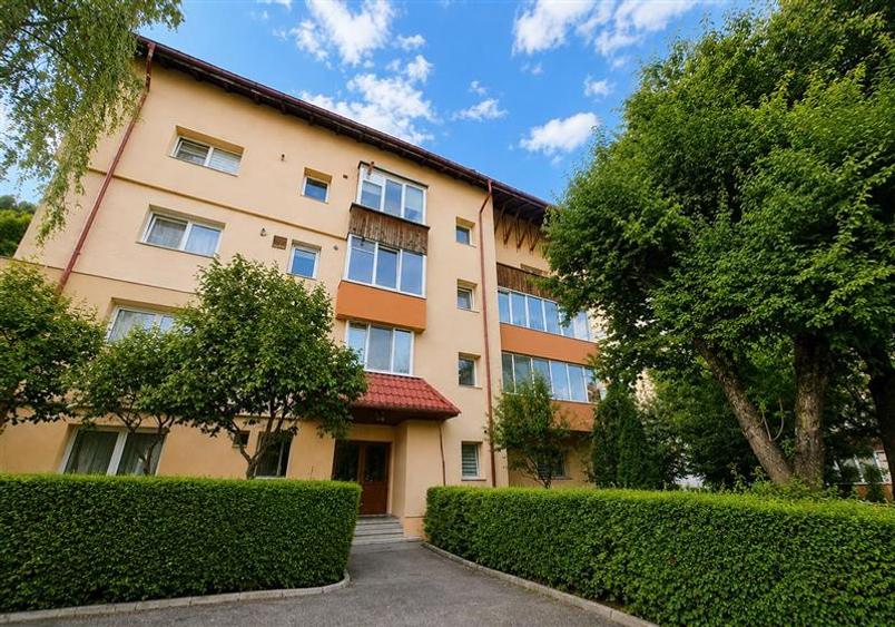Apartament cu 3 camere decomandat, mobilat în Răcădău