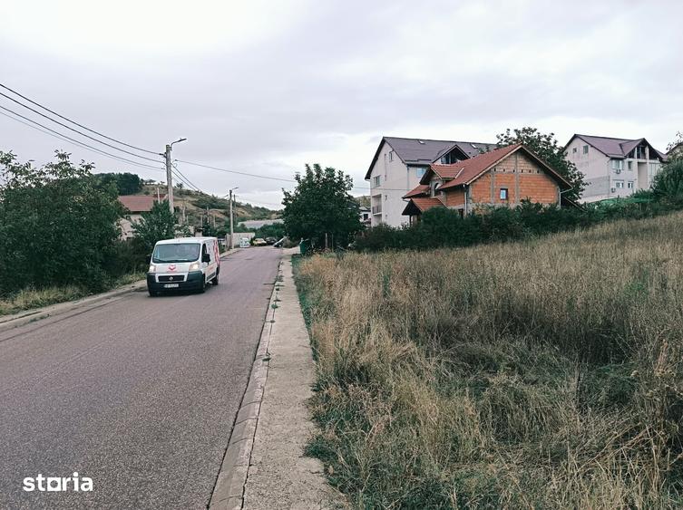Teren de 2850 mp, în Zăvoi