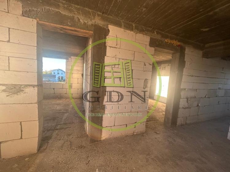 Casă individuală cu 6 camere cu Canalizare în Preajba